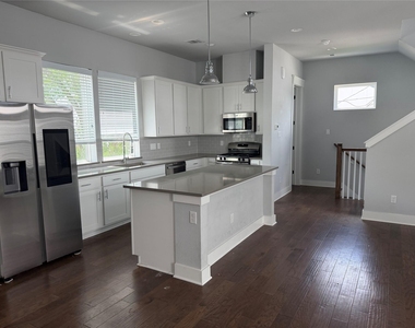 902 Martin Street - Photo Thumbnail 5