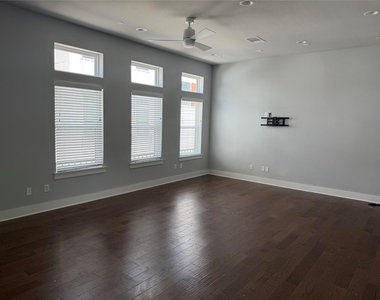 902 Martin Street - Photo Thumbnail 2