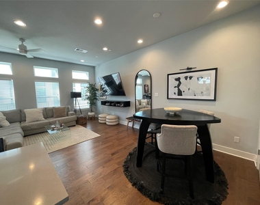 902 Martin Street - Photo Thumbnail 8