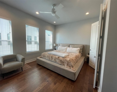 902 Martin Street - Photo Thumbnail 16