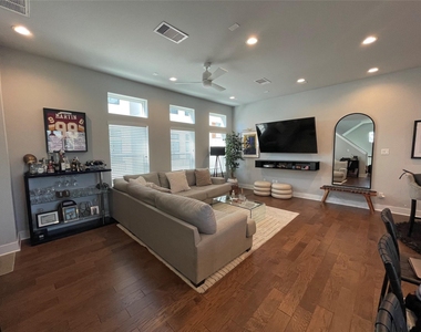 902 Martin Street - Photo Thumbnail 1