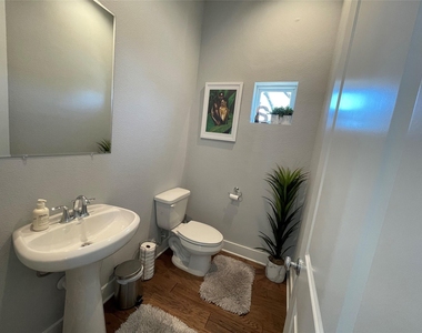 902 Martin Street - Photo Thumbnail 10