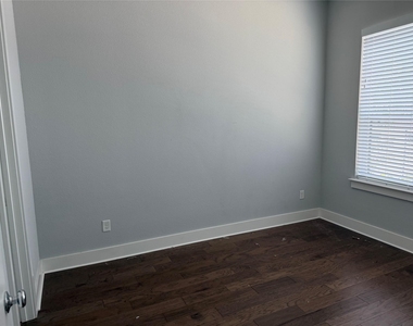 902 Martin Street - Photo Thumbnail 15