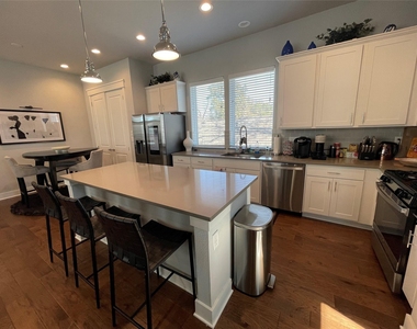 902 Martin Street - Photo Thumbnail 3