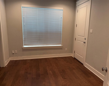 902 Martin Street - Photo Thumbnail 12