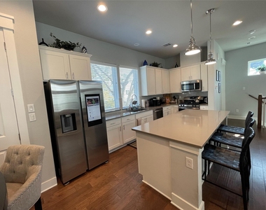 902 Martin Street - Photo Thumbnail 4