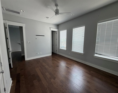 902 Martin Street - Photo Thumbnail 17