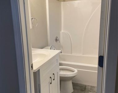 6414 Sloan Street - Photo Thumbnail 3