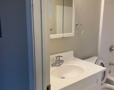 6414 Sloan Street - Photo Thumbnail 9