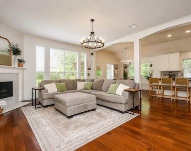 7219 Colony Bend Lane - Photo Thumbnail 8
