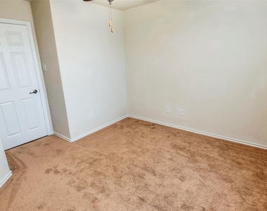 6475 Calgary Woods Lane - Photo Thumbnail 11