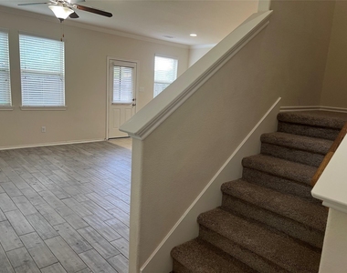 6475 Calgary Woods Lane - Photo Thumbnail 3
