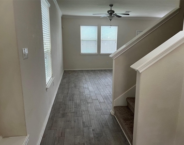 6475 Calgary Woods Lane - Photo Thumbnail 4