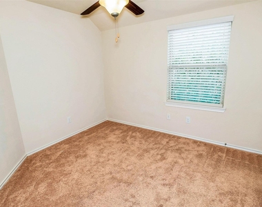 6475 Calgary Woods Lane - Photo Thumbnail 12