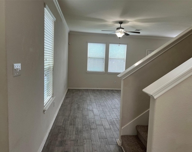 6475 Calgary Woods Lane - Photo Thumbnail 2