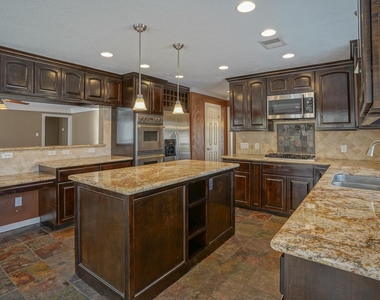 2108 Lakeway Drive - Photo Thumbnail 21