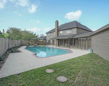 2108 Lakeway Drive - Photo Thumbnail 6