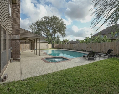 2108 Lakeway Drive - Photo Thumbnail 3