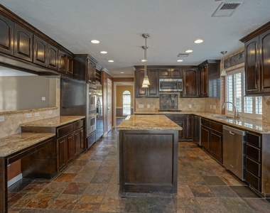 2108 Lakeway Drive - Photo Thumbnail 20