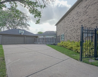 2108 Lakeway Drive - Photo Thumbnail 9