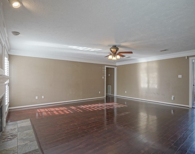 2108 Lakeway Drive - Photo Thumbnail 25