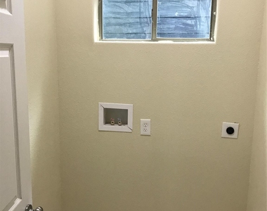 2614 Delano Street N - Photo Thumbnail 8