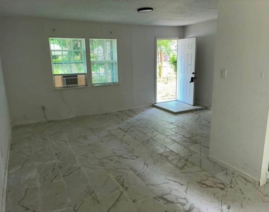 1918 Hampton Street - Photo Thumbnail 6