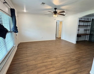 221 Hyta Street - Photo Thumbnail 5