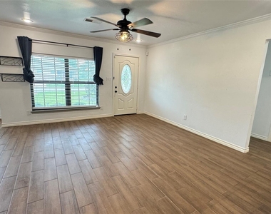221 Hyta Street - Photo Thumbnail 4