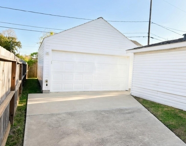 221 Hyta Street - Photo Thumbnail 3