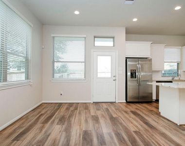 239 Biltmore Loop - Photo Thumbnail 12