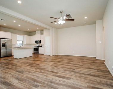 239 Biltmore Loop - Photo Thumbnail 8