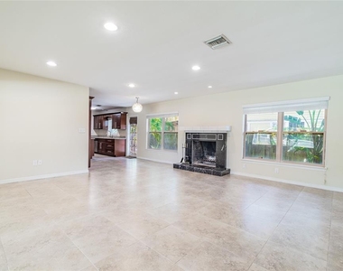 303 Wildwood Way - Photo Thumbnail 5