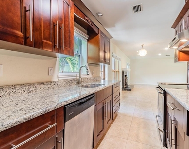 303 Wildwood Way - Photo Thumbnail 11