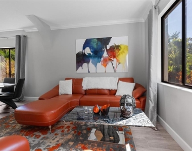13228 Royal George Avenue - Photo Thumbnail 6