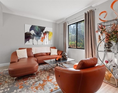 13228 Royal George Avenue - Photo Thumbnail 5