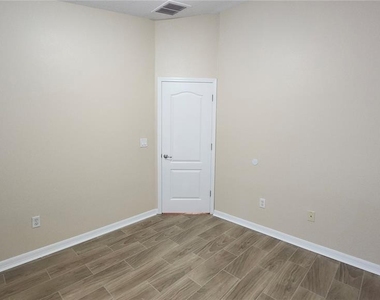 7955 Carriage Pointe Drive - Photo Thumbnail 5