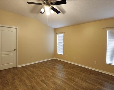 7955 Carriage Pointe Drive - Photo Thumbnail 11