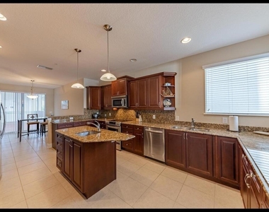 1042 Bellasol Way - Photo Thumbnail 11