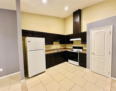 1013 King Street - Photo Thumbnail 4