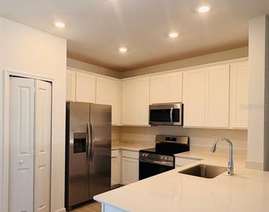 3639 Se 37th Avenue - Photo Thumbnail 2