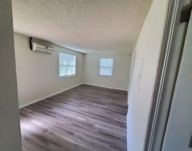 2219 Helen Avenue - Photo Thumbnail 3