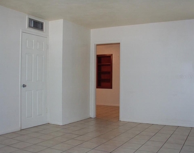 621 Nw 36th Drive - Photo Thumbnail 4