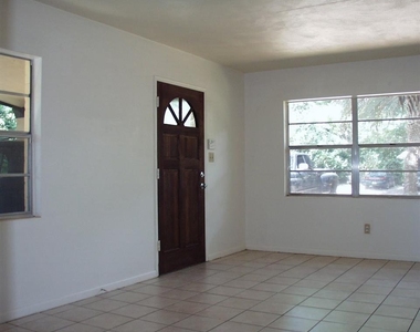 621 Nw 36th Drive - Photo Thumbnail 3