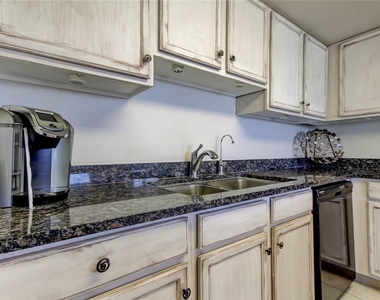 880 Mandalay Avenue - Photo Thumbnail 24