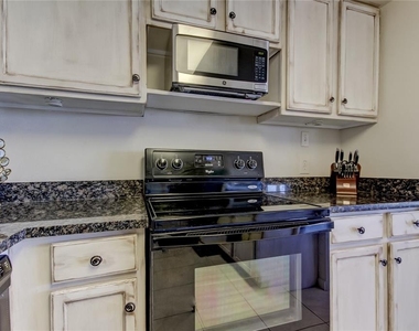 880 Mandalay Avenue - Photo Thumbnail 22