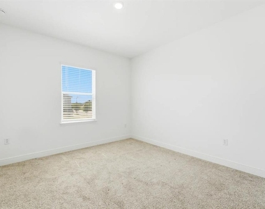 16453 Hamlin View Street - Photo Thumbnail 22