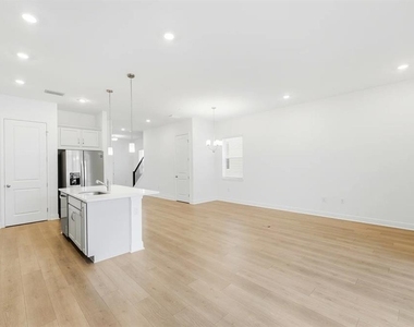 16453 Hamlin View Street - Photo Thumbnail 9