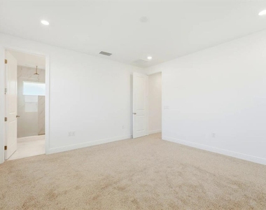 16453 Hamlin View Street - Photo Thumbnail 17