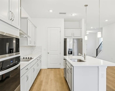 16453 Hamlin View Street - Photo Thumbnail 8